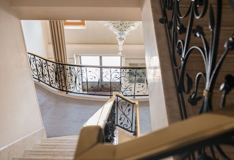 Phi Hotel Astoria
