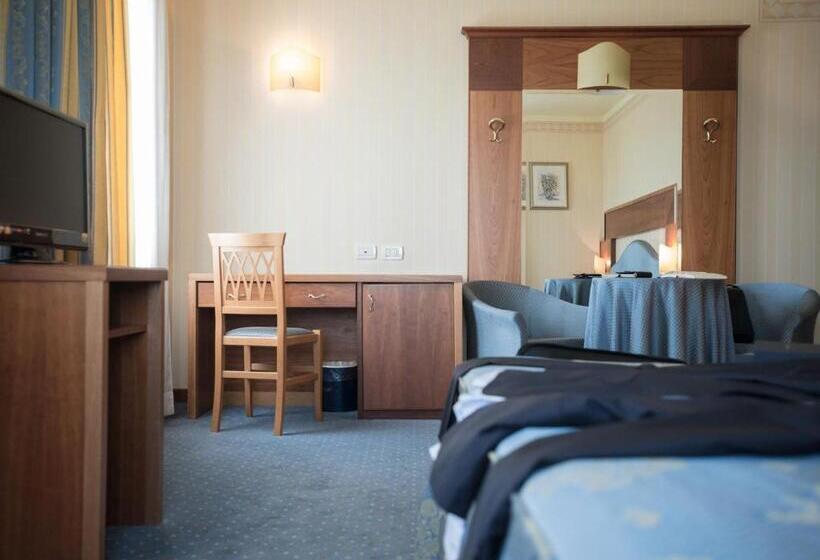 Phi Hotel Astoria