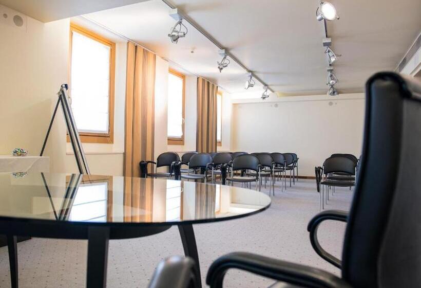 Phi Hotel Astoria