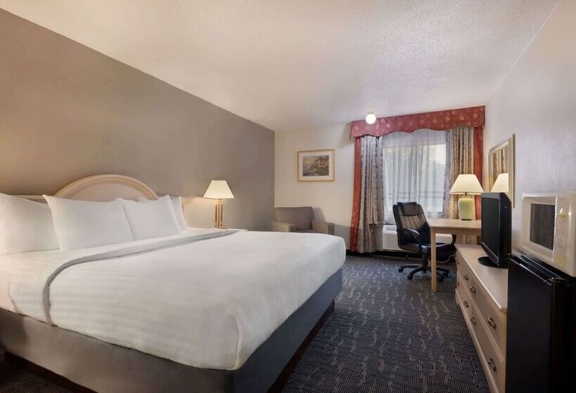 هتل Baymont By Wyndham Des Moines North