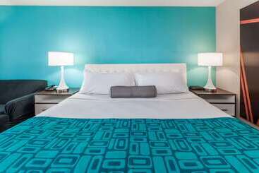 هتل Howard Johnson By Wyndham Romulus Detroit Metro Airport