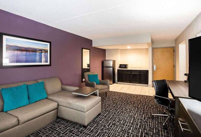 هتل La Quinta Inn By Wyndham Davenport & Conference Center