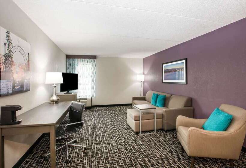 هتل La Quinta Inn By Wyndham Davenport & Conference Center