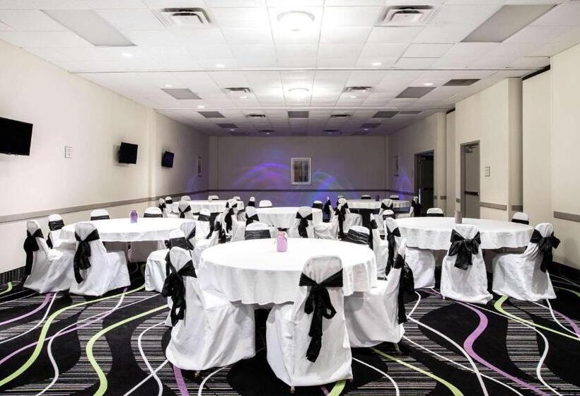 هتل La Quinta Inn By Wyndham Davenport & Conference Center