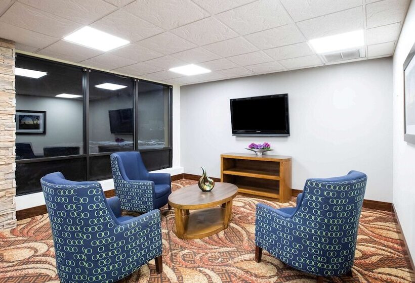 هتل La Quinta Inn By Wyndham Davenport & Conference Center