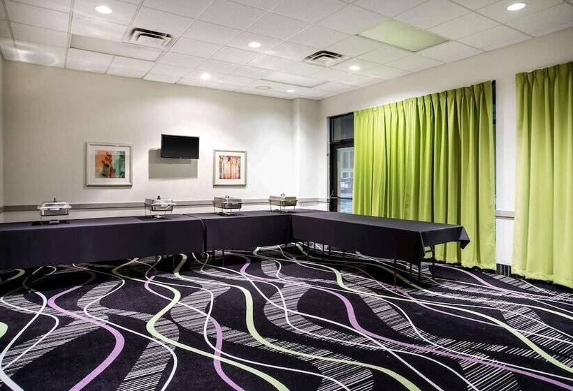 هتل La Quinta Inn By Wyndham Davenport & Conference Center