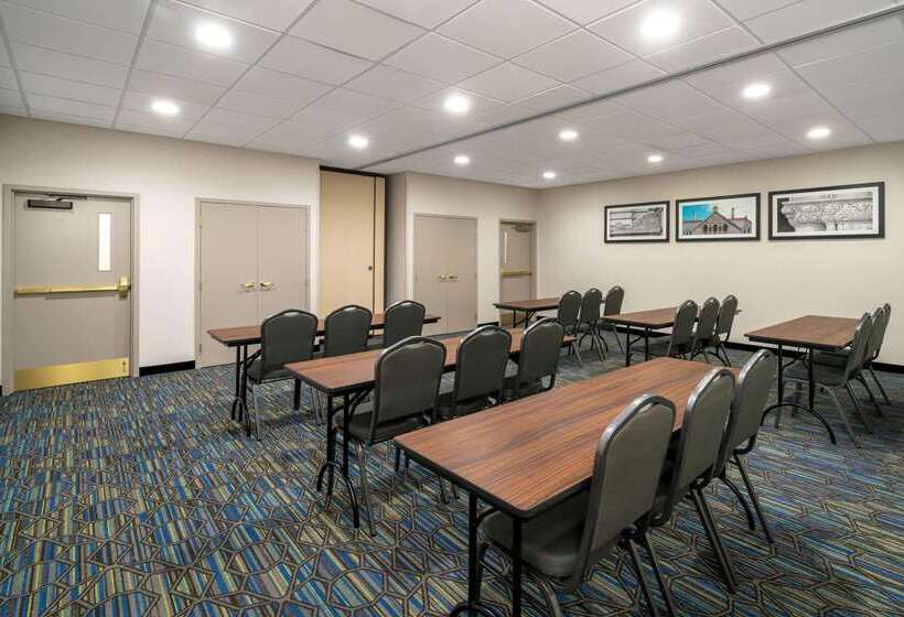 هتل La Quinta By Wyndham Latham Albany Airport