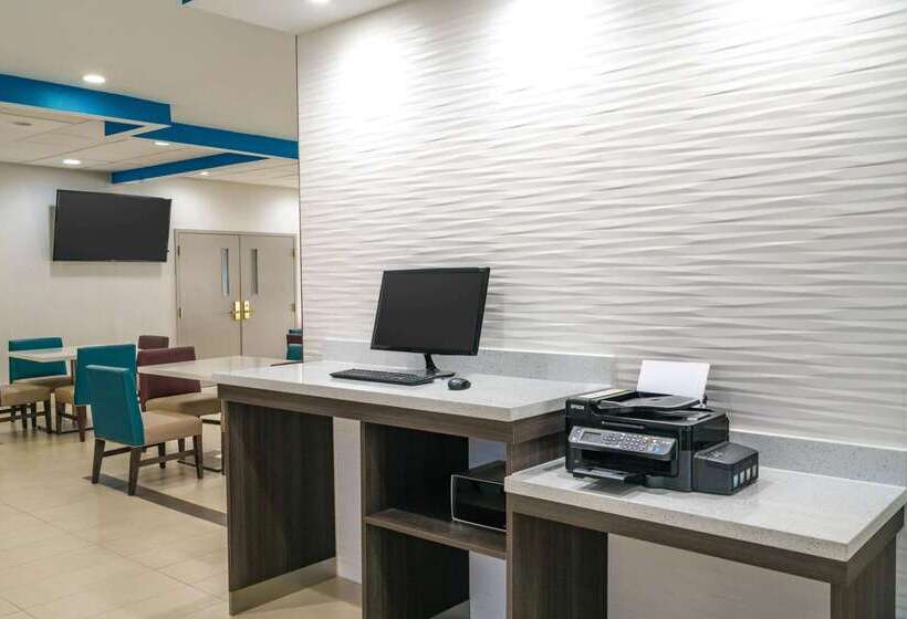 هتل La Quinta By Wyndham Latham Albany Airport