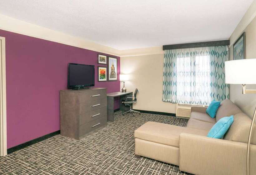 هتل La Quinta By Wyndham Latham Albany Airport