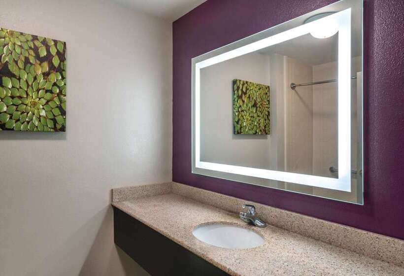 هتل La Quinta By Wyndham Latham Albany Airport