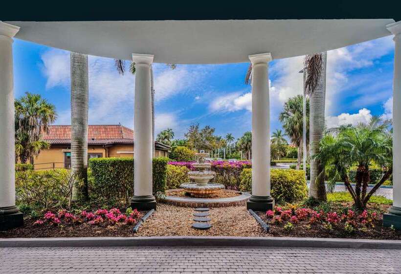 هتل La Quinta By Wyndham Naples Downtown
