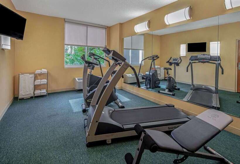 هتل La Quinta By Wyndham Naples Downtown