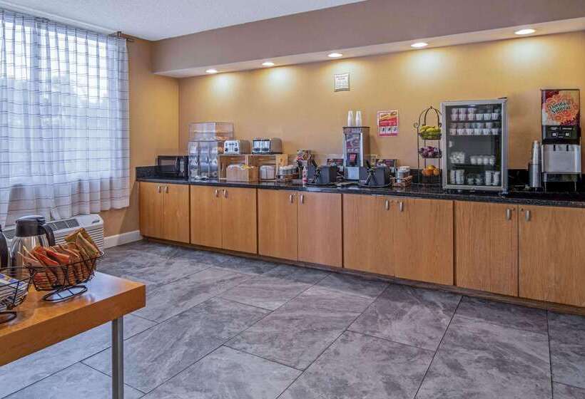 هتل La Quinta By Wyndham Naples Downtown