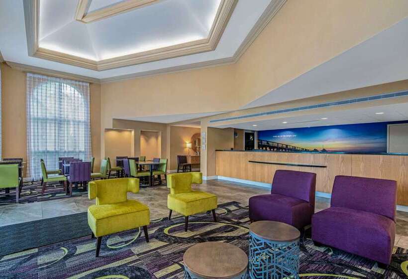هتل La Quinta By Wyndham Naples Downtown