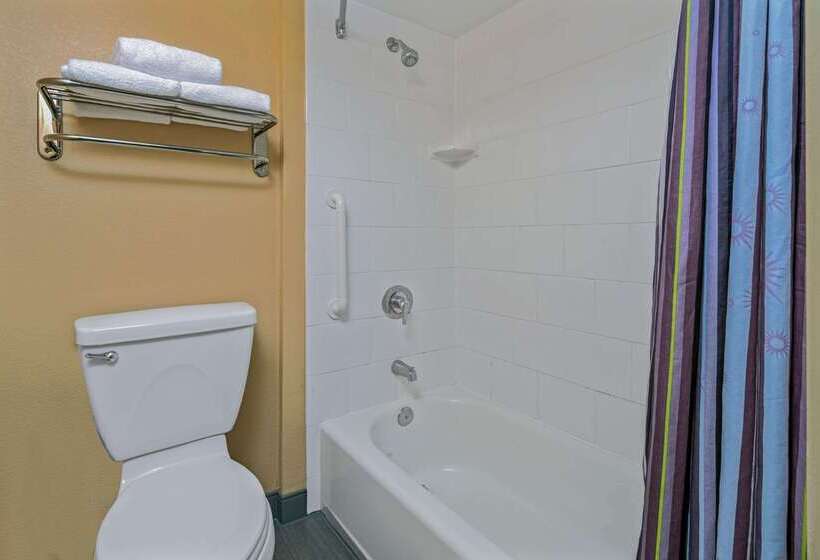 هتل La Quinta By Wyndham Naples Downtown