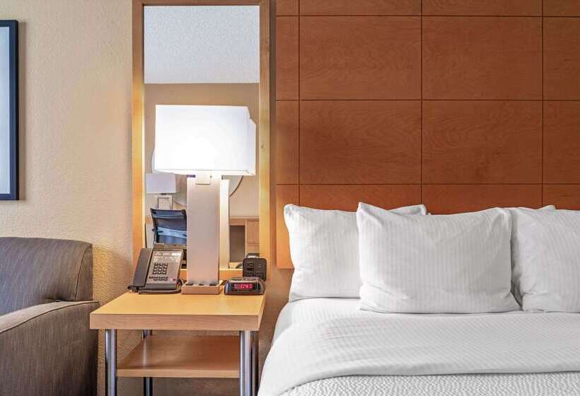 هتل La Quinta By Wyndham Naples Downtown