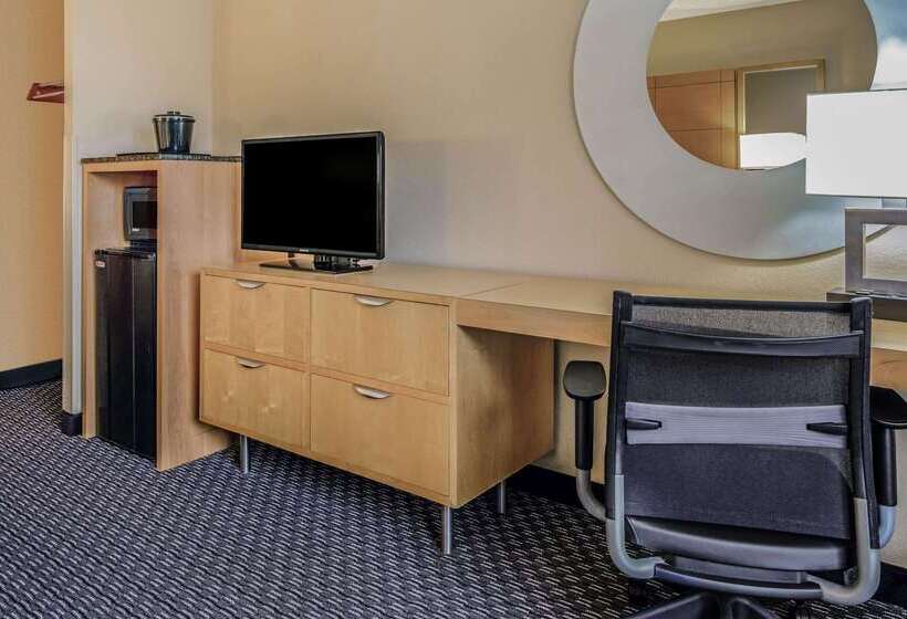 هتل La Quinta By Wyndham Naples Downtown