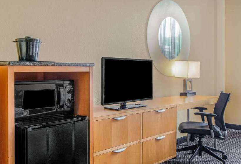 هتل La Quinta By Wyndham Naples Downtown