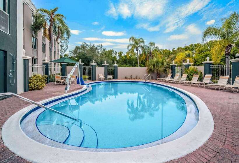 هتل La Quinta By Wyndham Naples Downtown
