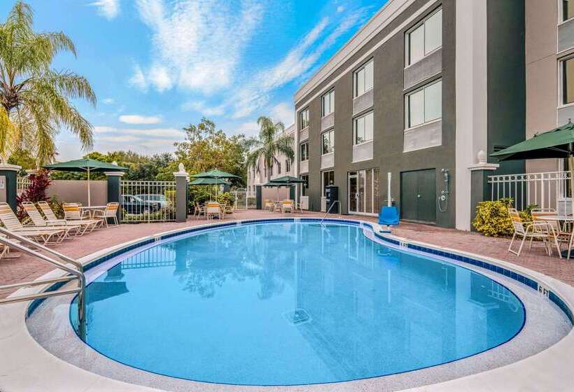هتل La Quinta By Wyndham Naples Downtown