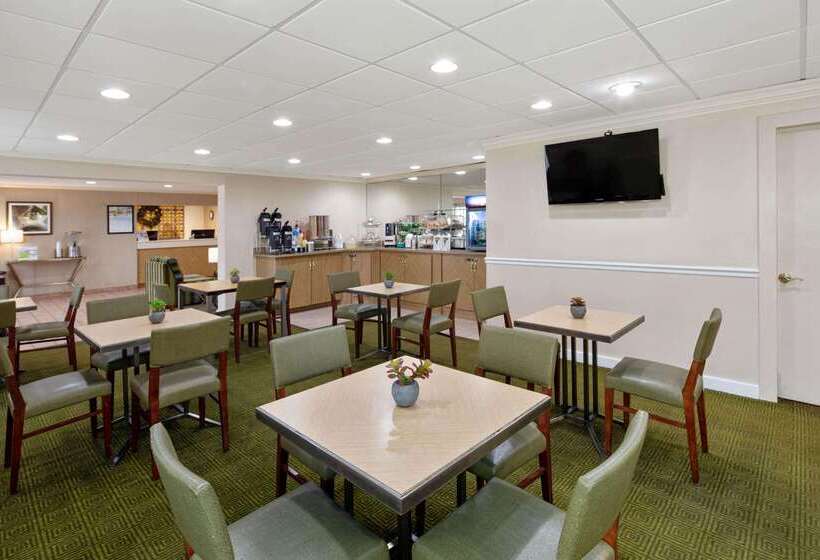 Отель La Quinta Inn & Suites By Wyndham Sawgrass