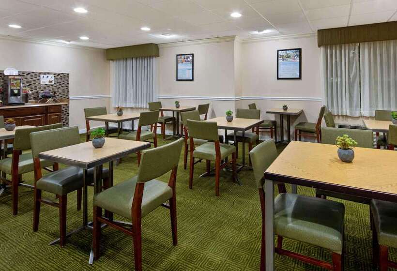 Отель La Quinta Inn & Suites By Wyndham Sawgrass