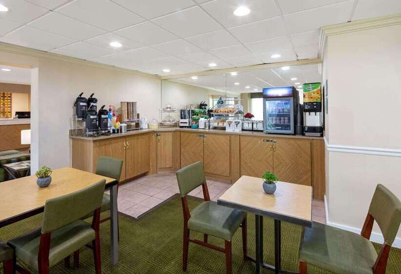 Отель La Quinta Inn & Suites By Wyndham Sawgrass