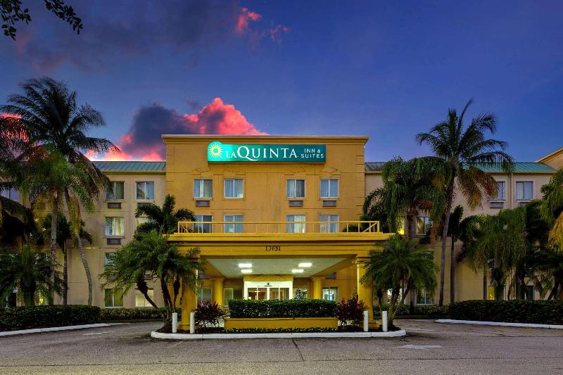 Отель La Quinta Inn & Suites By Wyndham Sawgrass