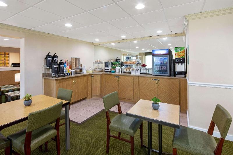 Отель La Quinta Inn & Suites By Wyndham Sawgrass