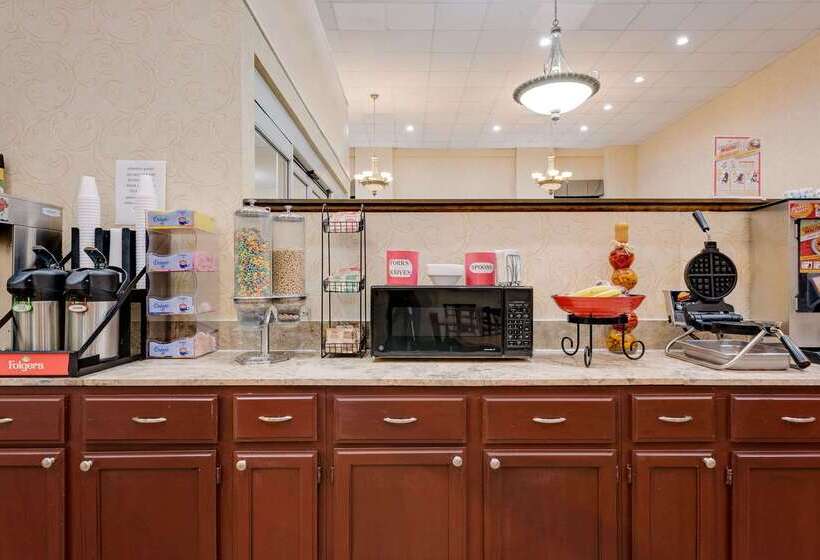 هتل Ramada By Wyndham Cleveland Airport West