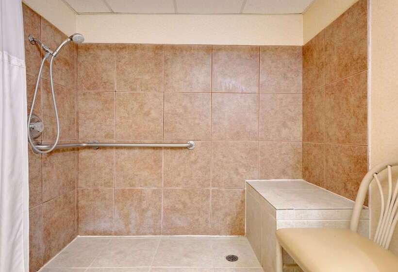 هتل Ramada By Wyndham Cleveland Airport West