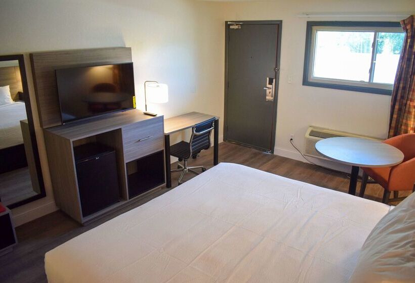 هتل Ramada By Wyndham Cleveland Airport West