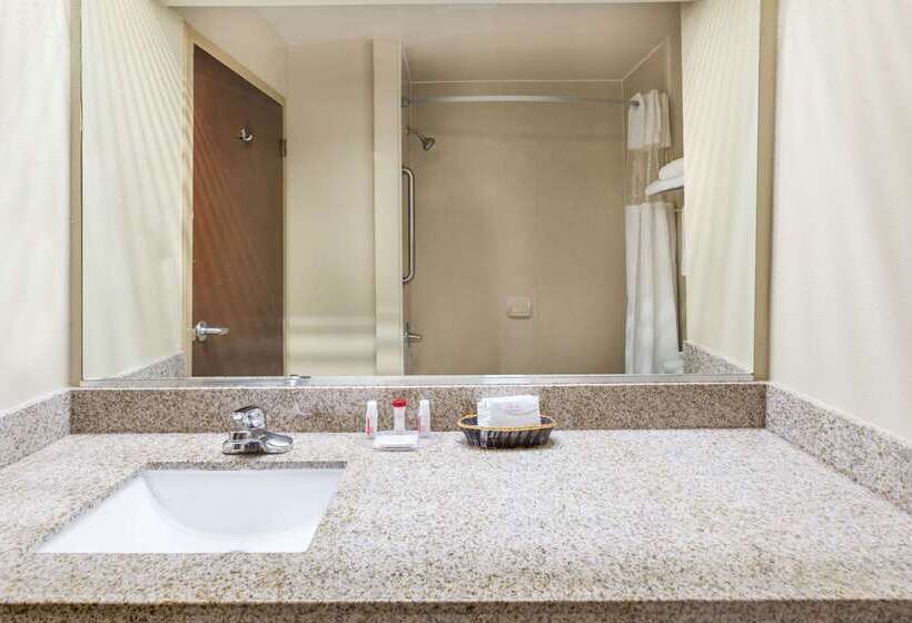 فندق Ramada By Wyndham Locust Grove