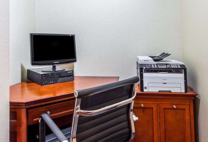 فندق Ramada By Wyndham Locust Grove