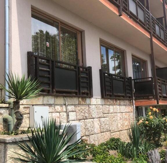 Bisser Hotel   Free Parking   Free Pool Access