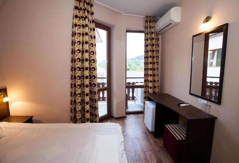 Bisser Hotel   Free Parking   Free Pool Access