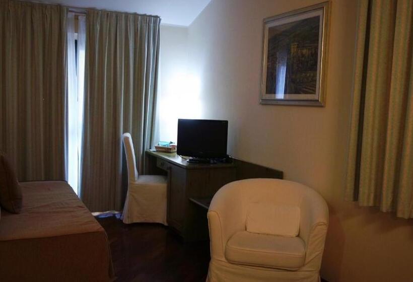 فندق Albergo Della Roccia