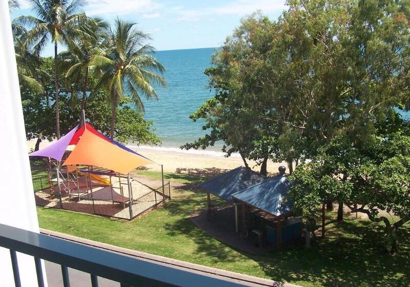 هتل Beachfront Apartments On Trinity Beach