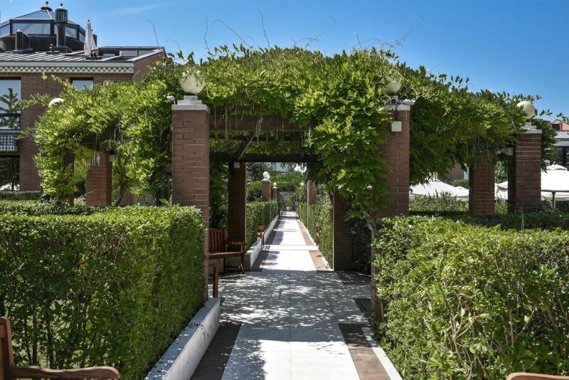 اقامتگاه Db Villas Le Ville Del Lido Resort