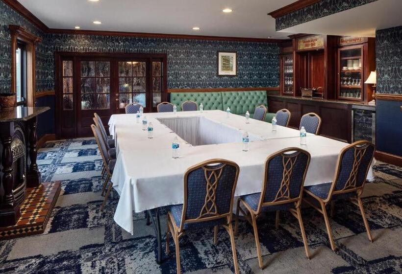 هتل Irish Cottage Inn & Suites