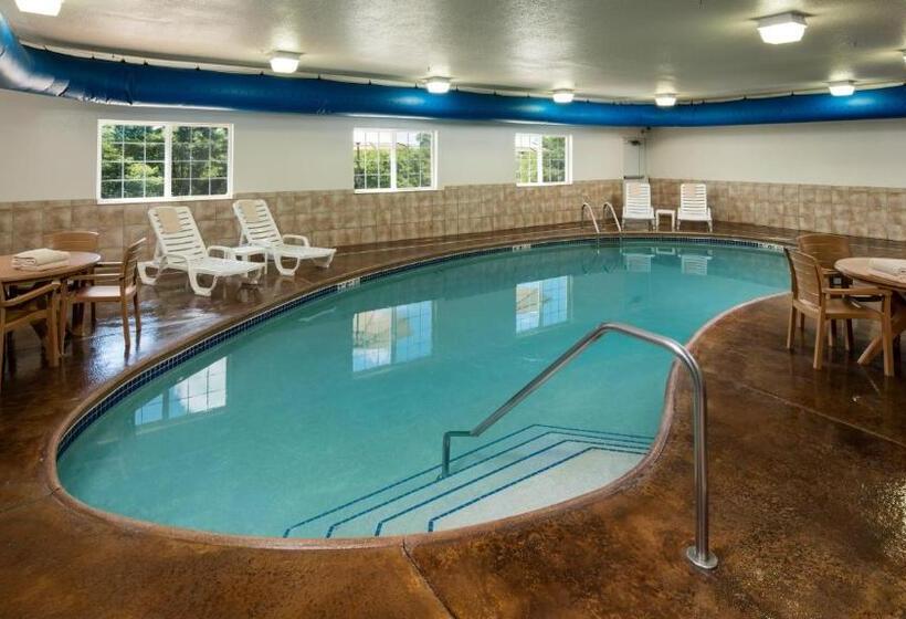 هتل Irish Cottage Inn & Suites
