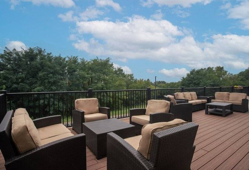 هتل Irish Cottage Inn & Suites