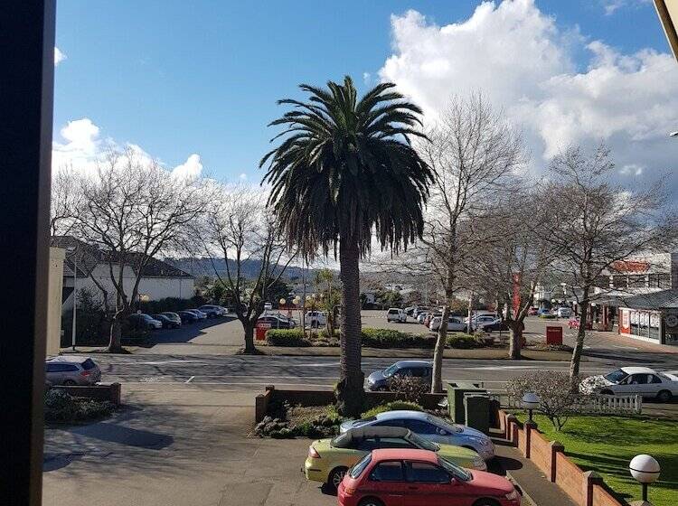 هتل The Avenue