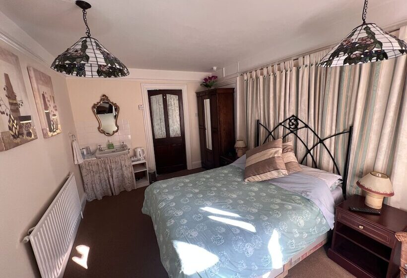 Отель The Captain S House