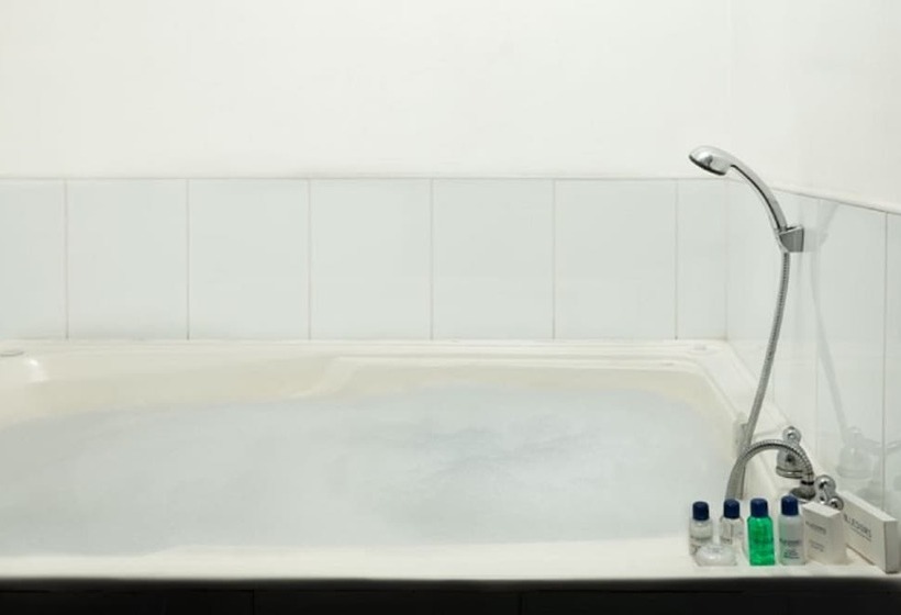 هتل 104 Art Suites