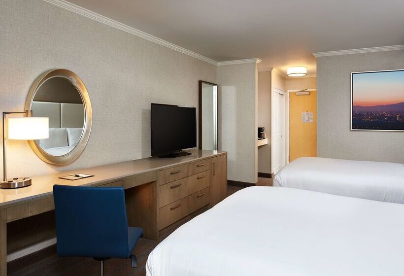 هتل Doubletree By Hilton Irvine   Spectrum