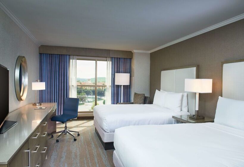 هتل Doubletree By Hilton Irvine   Spectrum