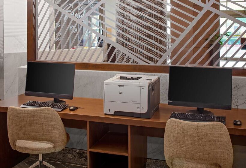 هتل Doubletree By Hilton Irvine   Spectrum