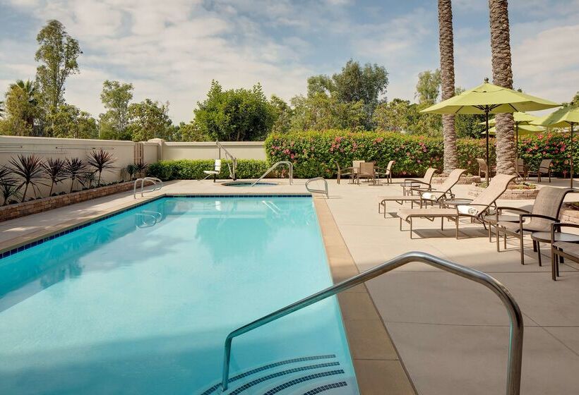هتل Doubletree By Hilton Irvine   Spectrum