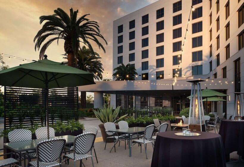 هتل Doubletree By Hilton Irvine   Spectrum
